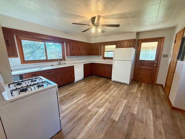 Building Photo - 3 Bed 1.5 Bath Single Family Home in Elcho - Now offering a 6 MONTH lease opportunity!