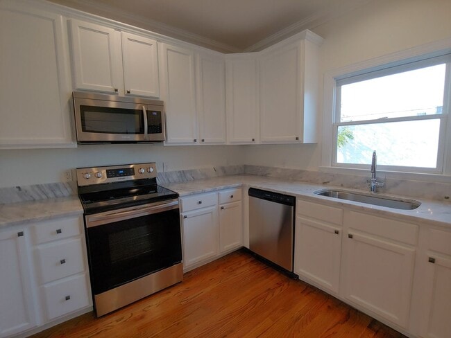 Building Photo - 3 Bedroom, 2.5 Bath Townhome Close to UTC!