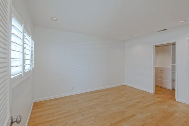 Building Photo - 333 11th St