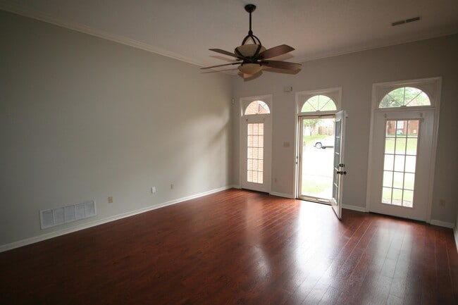 Building Photo - 6776 Dianna Dr