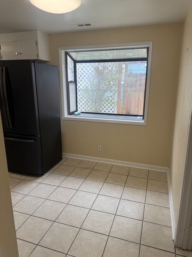 Building Photo - Spacious Home with Great Location