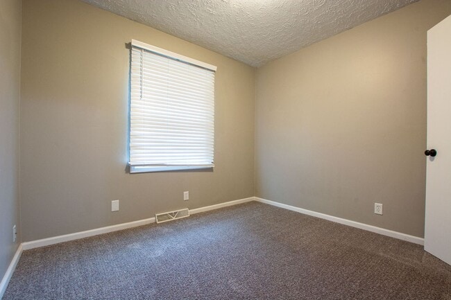 Building Photo - Split Entry 3 Bedroom / 1.5 Bath Home