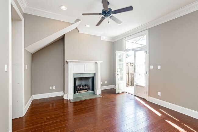 Building Photo - 3 Bedroom Townhome Available Now Near Old Goodwood!