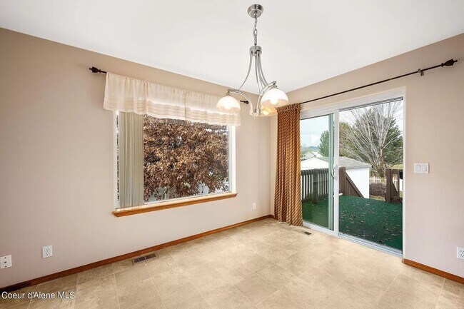 Building Photo - Large Home in Strawberry Fields