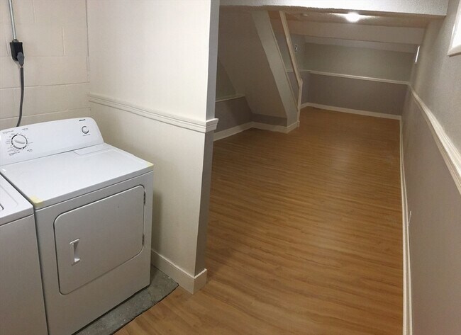 Building Photo - 13 Hemlock Rd