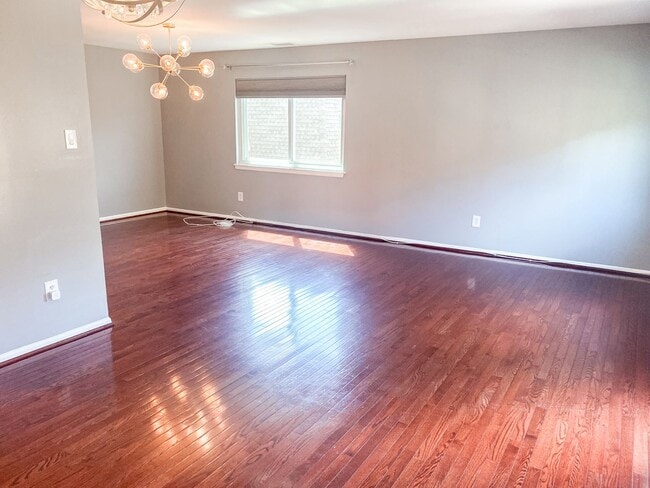 Building Photo - Stunning 3 Bed 2 Bath Condo In Much Sought After Sequoyah Community