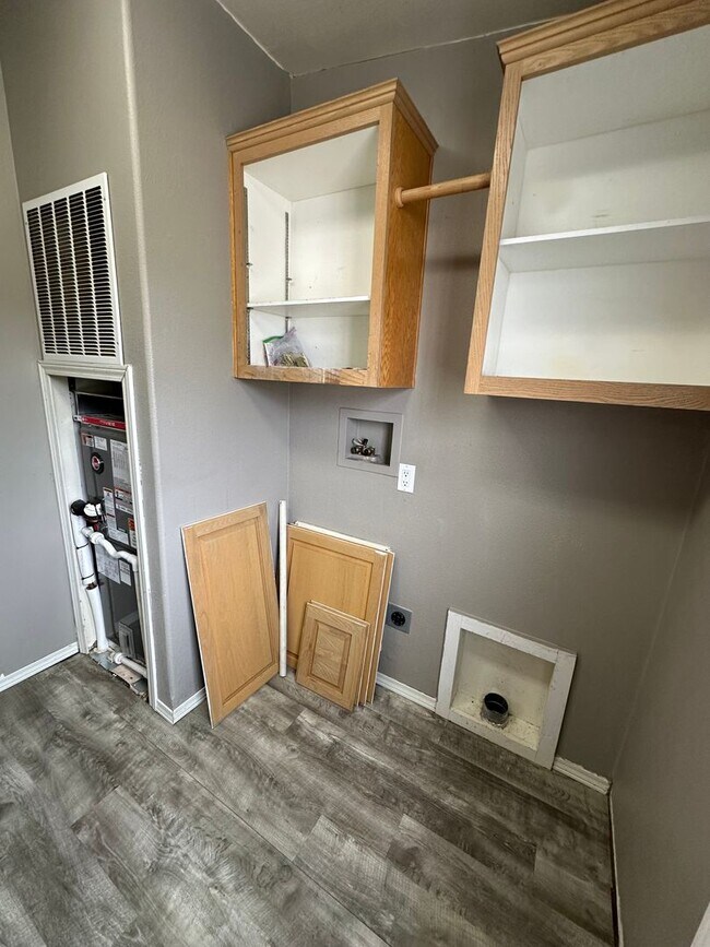 Building Photo - RARE FIND!! Country living with big shop o...