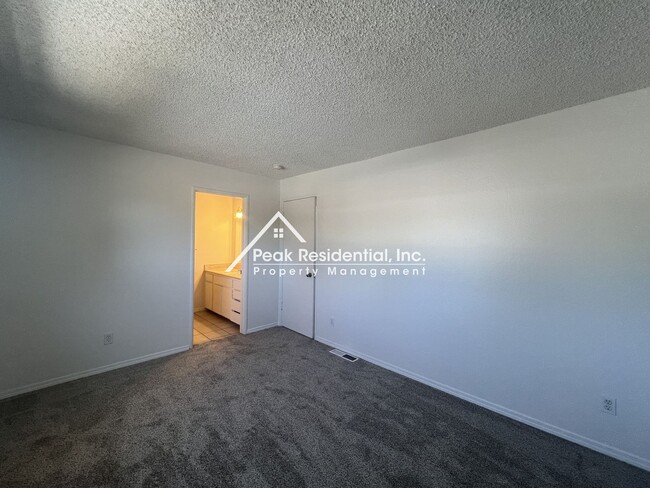 Building Photo - Spacious Carmichael 2bd/2.5ba Townhouse wi...
