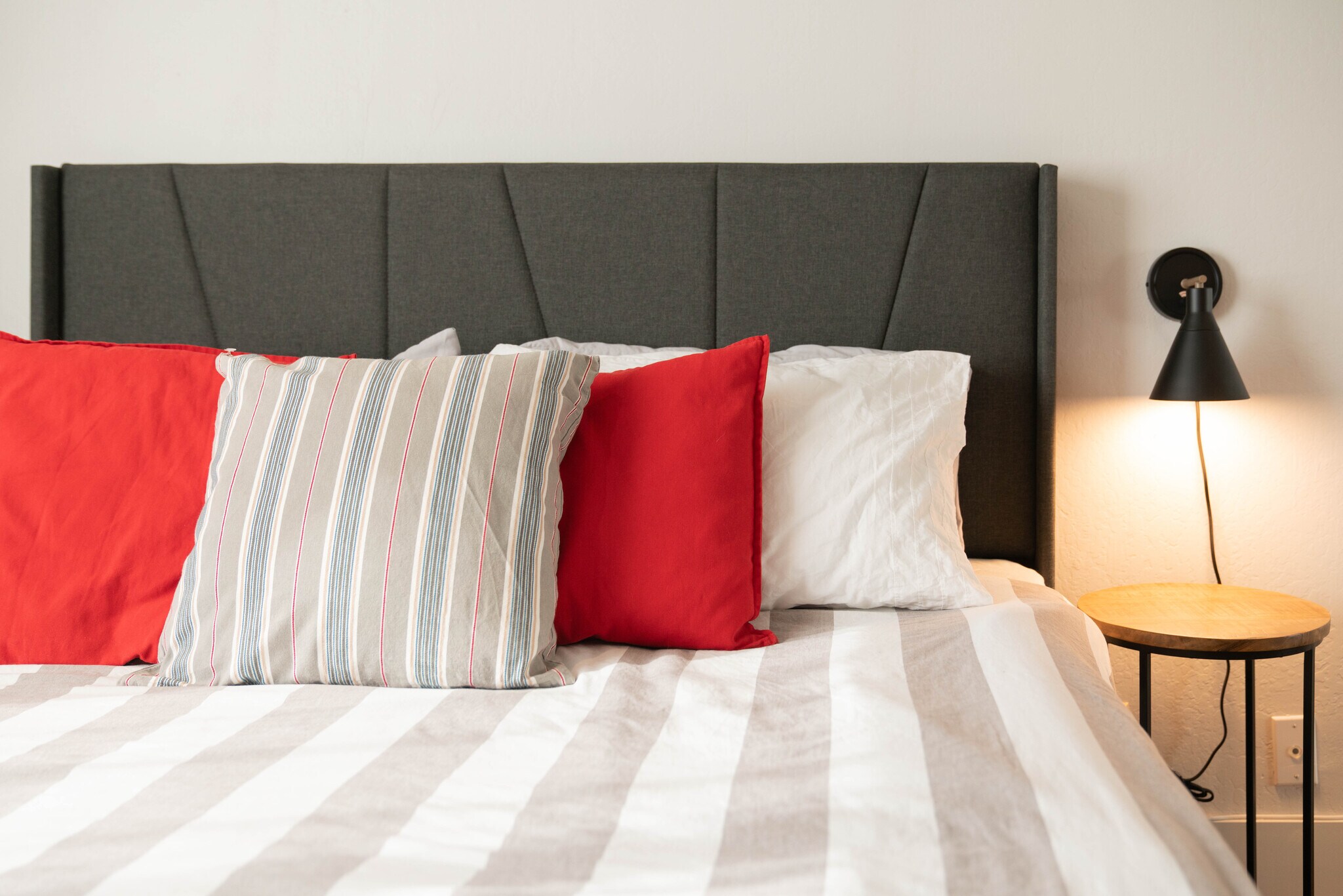 Queen-sized bed - 5955 Fern St