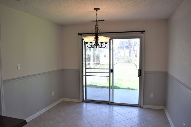 Building Photo - Cute Ranch Style Home - Fenced Yard