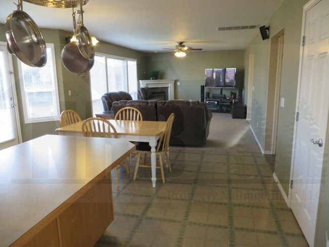Building Photo - Gorgeous 4 bedroom House in a highly desir...