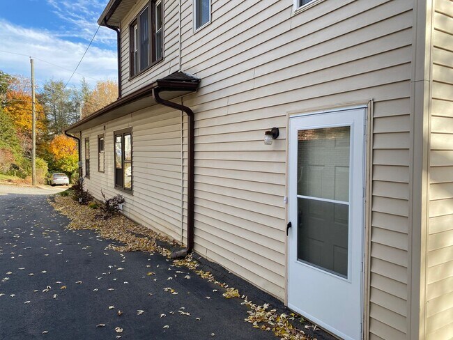 Building Photo - 40 Larchmont Rd