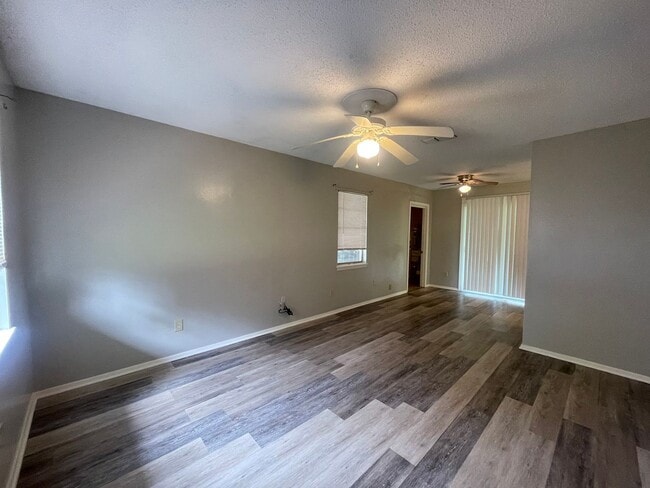 Building Photo - Don't Miss Out On This Swan Lake Beauty!