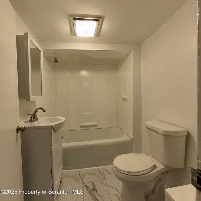 Building Photo - 37 Hickory St