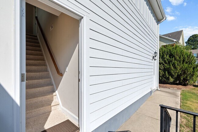 Building Photo - 4 Bedroom Home with Finished Flex Space Ab...