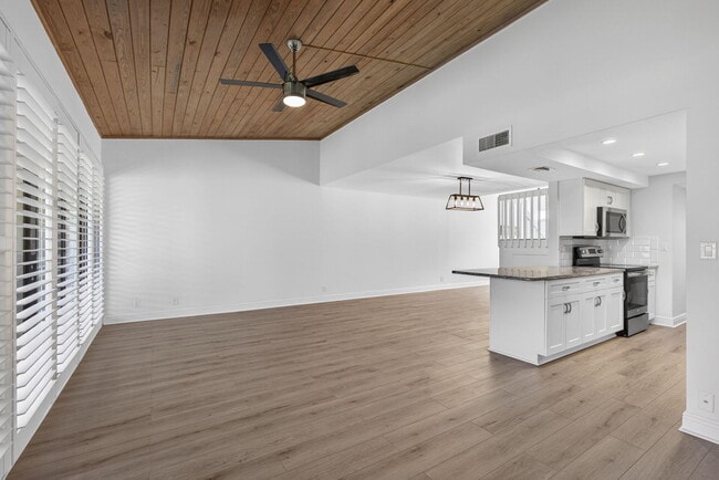 Building Photo - 259 Old Meadow Way