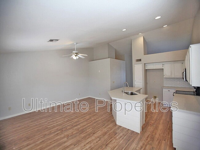 Building Photo - 7439 W Via Del Sol Dr
