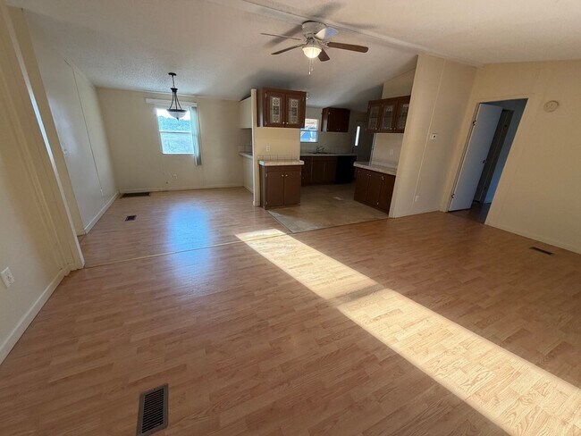 Building Photo - AVAILABLE NOW!