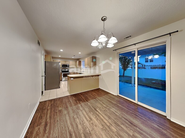 Building Photo - 1211 N Cambrick Dr