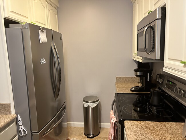 Newer Stainless Appliances/ Dishwasher/ Coffee Maker/ Completely Stocked/ Service for 6 - 5651 Sumner Way