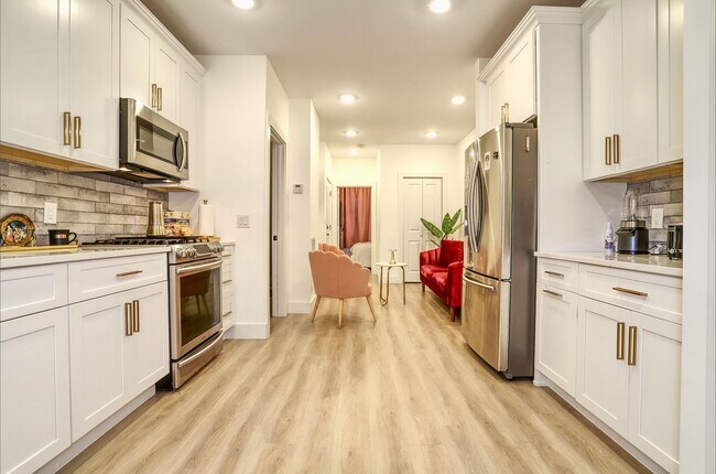Building Photo - 204 19th St