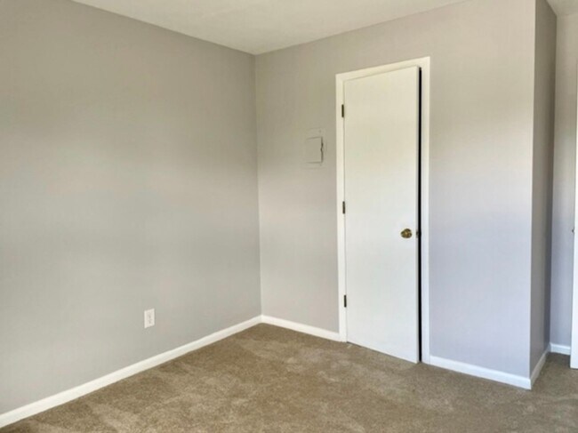 Building Photo - Amazing 2 Bed/1 Bath upstairs apartment in...