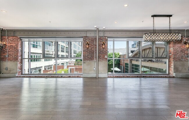 Building Photo - 527 Molino St