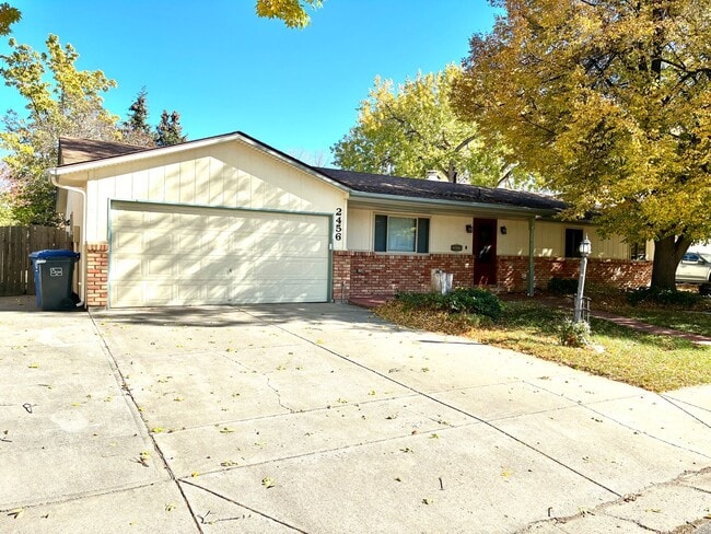 Building Photo - Beautiful open floorplan - 3 Bedroom/ 2 Ba...