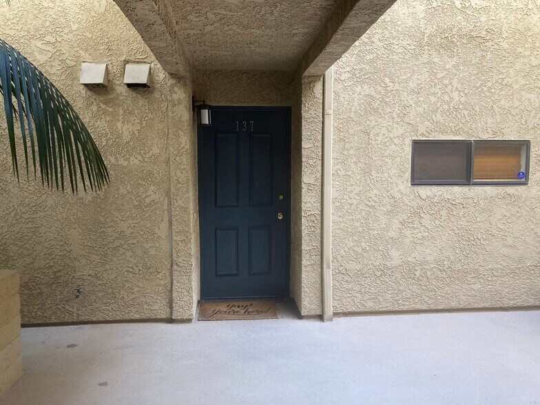 Building Photo - 550 Orange Ave