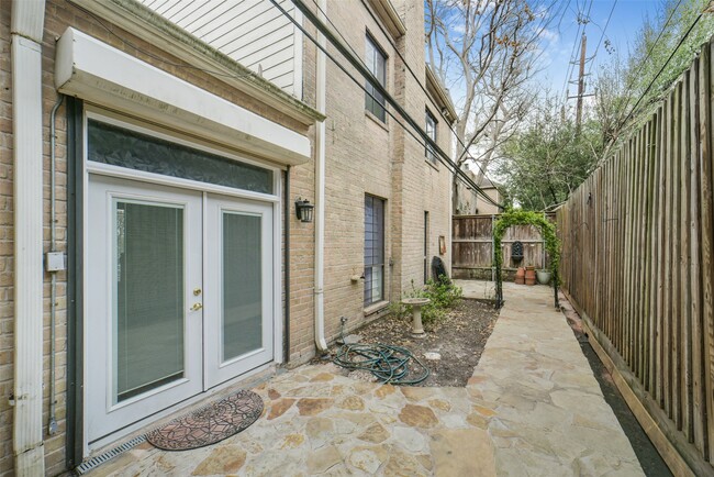 Building Photo - 2423 Nantucket Dr