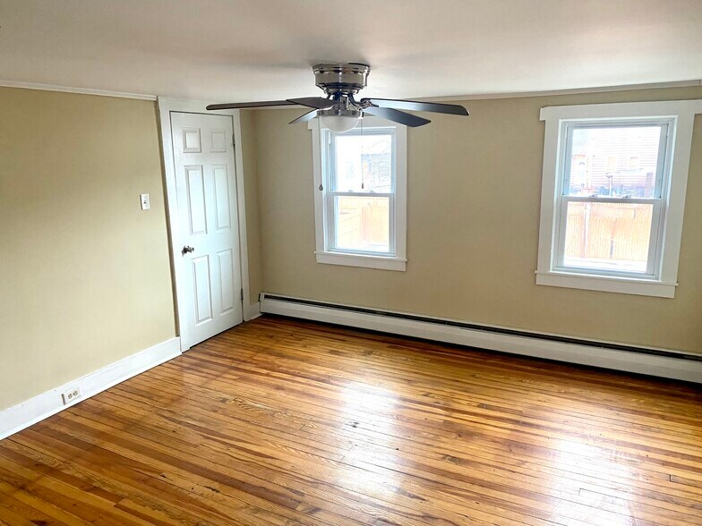 Building Photo - 19 Center St