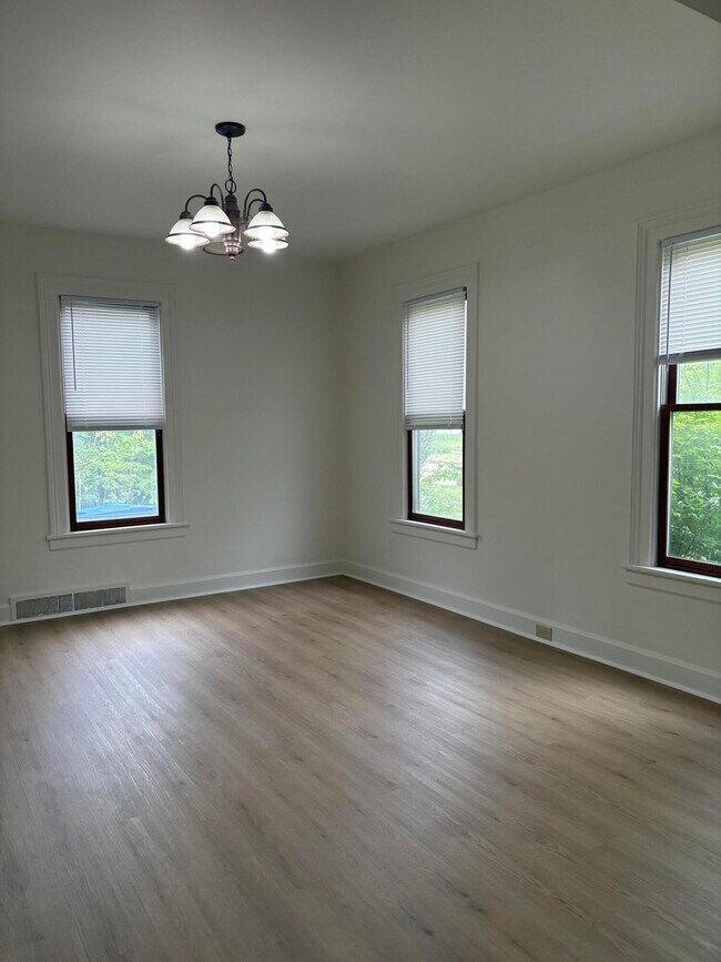 Building Photo - 201 Oak St