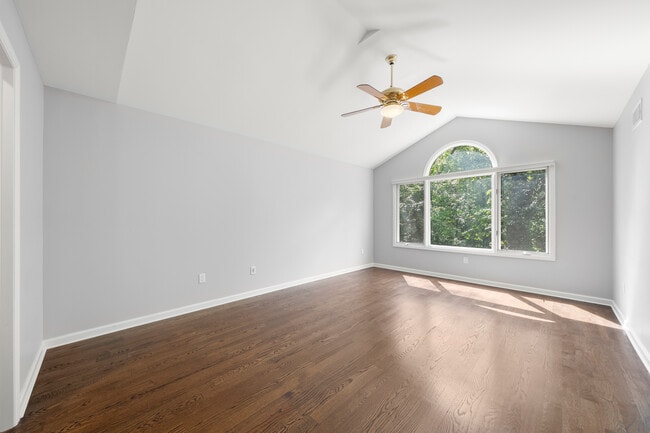 Building Photo - 81 Lakeview Dr