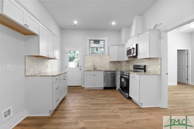 Building Photo - 826 W Victory Dr