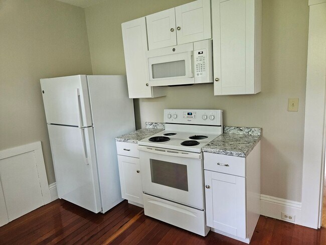 Building Photo - 2 Bedroom townhouse style apartment