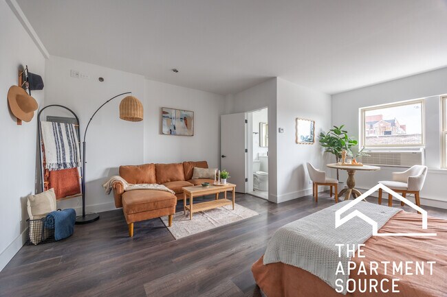 Primary Photo - 1555 W Hollywood Ave