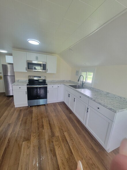 Building Photo - 7574 Lakeport Rd