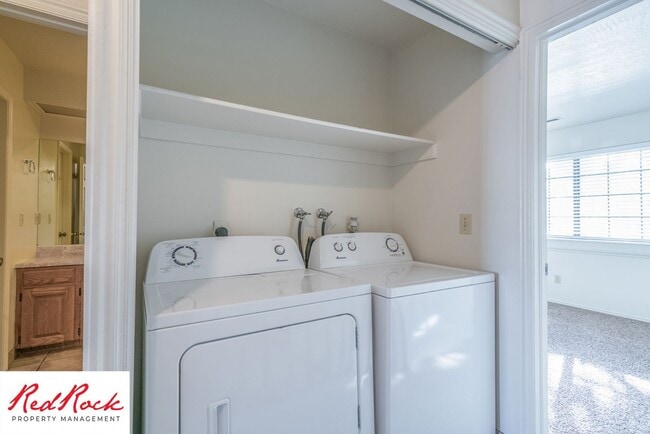Building Photo - Charming 2 Bedroom Townhome