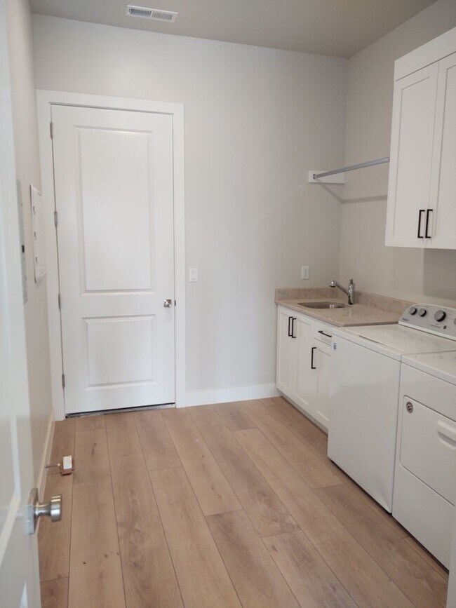Building Photo - LIKE NEW 3 Bed Snowberry Dr!