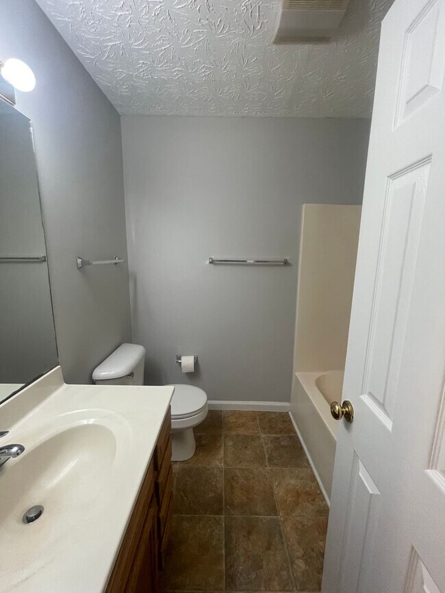 Building Photo - 3 bed, 2 bath, 2 car garage home w/ finished basement/bonus room in West Knox