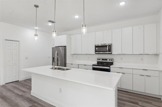 Building Photo - 6062 SW 154th Place Rd