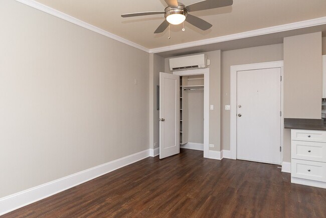 Building Photo - 817 W Lakeside Pl