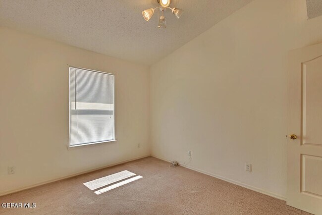 Building Photo - 1417 Plaza Verde Dr