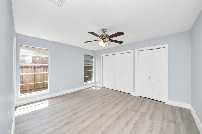 Building Photo - 10171 NW Park Dr