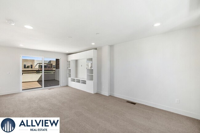 Building Photo - Gorgeous 4 Story Townhome Available in the Highly Desired 17 West Community!