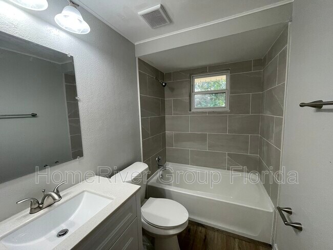 Building Photo - 1200 Lake Valrico Ln
