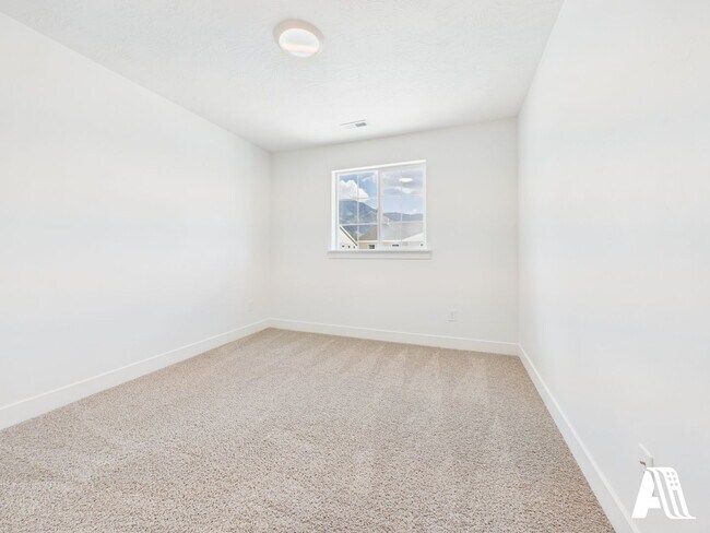 Building Photo - 437 E 650 N