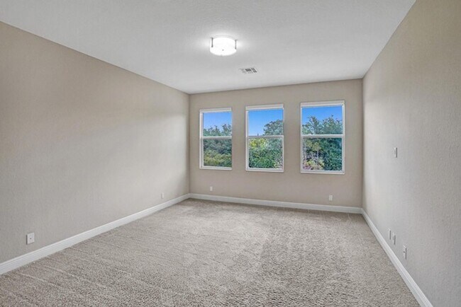 Building Photo - Great Pool Home with excellent lake View in Heron Bay, Parkland