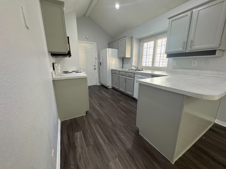 Building Photo - 7504 Bear Lake Dr