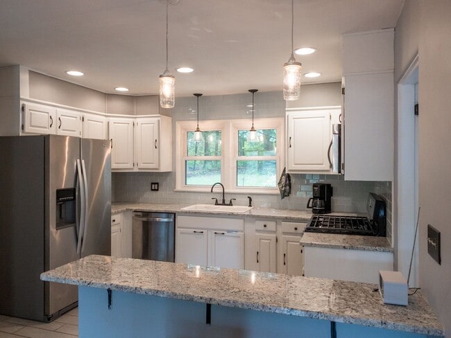 Building Photo - Beautiful Three-Bedroom with Fenced Yard i...